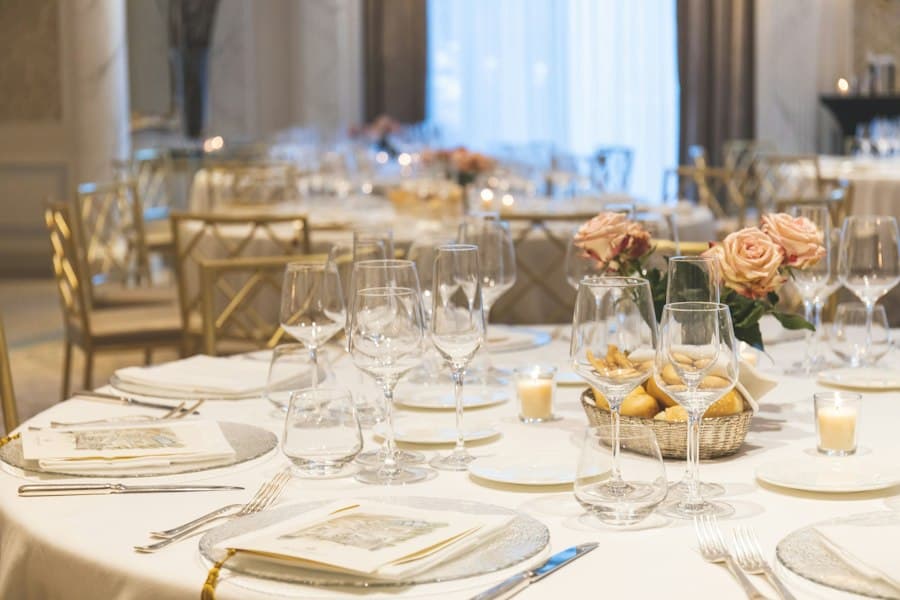 Mesa del banquete con copas, velas y rosas